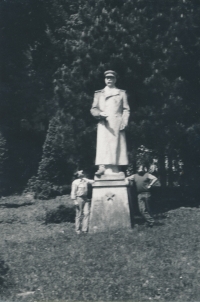 Vladimír Just v Opavě, kde se ještě v osmdesátých letech nacházela Stalinova socha