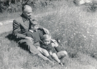 Vladimír s otcem Bohumilem a starším bratrem Jiřím (1951)