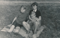 Vladimír Just s maminkou Hanou a starším bratrem Jiřím v první polovině padesátých let