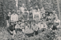 Vladimír Just (za třetí stojící dívkou zleva) na střední škole na chmelové brigádě (asi v roce 1963)