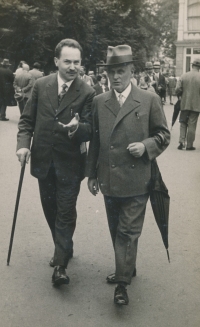 Děda Jan Macilis (vpravo) ve čtyřicátých letech