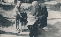 Vladimír se starším bratrem Jiřím a dědou Janem Macilisem v Táboře (přelom čtyřicátých a padesátých let)
