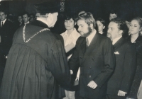 Vladimír Just při promoci (1969) s pedagogem a teatrologem Janem Kopeckým (zleva vlevo), vzadu bibliograf František Knopp a Nina Malíková