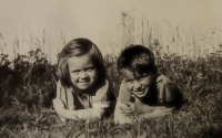 Helena Zahradníková a Jan Palach v dětství ve Všetatech
