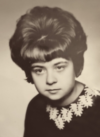 Helena Kavková na maturitní fotografii v roce 1966