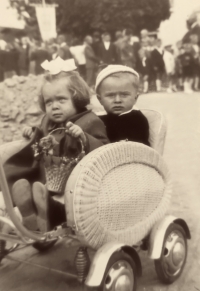 Helena Zahradníková a Jan Palach v kočárku ve Všetatech
