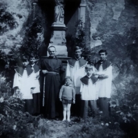 Jan Kouřil jako ministrant u kapucínů, na fotce vpravo, Olomouc, cca 70. léta