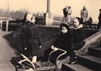 Libor Ovečka vpravo s bratrem a sestrou / Praha Švermův most / 1957 