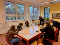 Žákovský tým nahrává pamětníka Jaromíra Dolanského, březen 2023