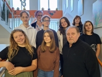 Žákovský tým s pamětníkem Jaromírem Dolanský po nahrávání, březen 2023