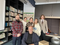 Projekt Příběhy našich sousedů - žáci během natáčení rozhovoru s pamětníkem, 2023 