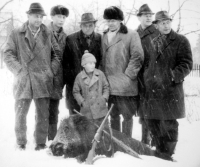 Jiří Jícha s myslivci v roce 1966. Druhý zprava je otec pamětníka Miroslav Jícha (*1926, + 1971). Zastřelení divokého prasete v roce 1966 bylo tehdy místní senzací a událost je zapsána i v kronice města Třince.