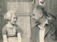 Dagmar Moravcová se svým otcem krátce poté, co se vrátil z lágru