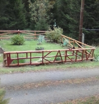 Zahrada u rodné chalupy v Pekařově