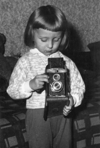 Jaromír Dolanský zkoumá fotoaparát