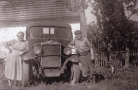 Prarodiče Jana Fronce, Jan Truksa (nar. 1900) a Anna Truksová (nar. 1897), obchodníci s ovocem a zeleninou