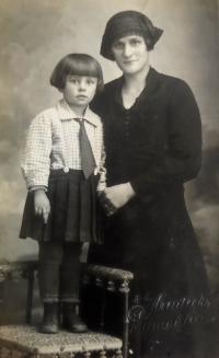 Pamětnice v dětství se svou tetou Brožkovou, která si chtěla malou Hanu osvojit, protože rodina byla chudá