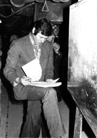 Jiří Jícha vyšetřuje pracovní úraz v Třineckých železárnách / 1989