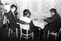 Jiří Jícha (vlevo) jako vyšetřovatel při rekonstrukci trestného činu / 1989