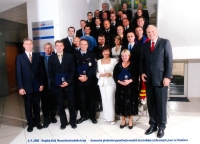 Jiří Jícha (ve čtvrté řadě zcela vlevo u  zdi) / udílení medailí za záchranné práce ve Studénce / Krajský úřad Moravskoslezského kraje / Ostrava 2008. Uprostřed ve čtvrté řadě je plk. Mgr. Petr Lessy – pozdější policejní prezident – při železničním neštěstí ve Studénce 2008, jako tehdejší náměstek ředitele Moravskoslezské policie, velel pořádkovým jednotkám.