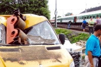 Jiří Jícha (ve vestě Policie ČR) / při vyšetřování havárie ve Studénce / 2008