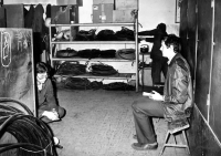 Jiří Jícha vyšetřuje pracovní úraz v Třineckých železárnách / 1989