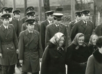 Pohřeb vojína Miloše Kukly (svobodník Miroslav Plíšek je na fotografii v popředí druhý zleva, za ním je částečně vidět Jiří Jícha), Český Brod, prosinec 1979