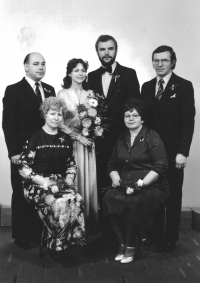 Zleva tchán a tchyně Ludvíkovi, novomanželé Anna a Libor Novákovi, rodiče Iva a Václav Novákovi, Trutnov v lednu 1981