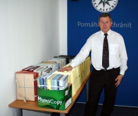 Jiří Jícha se spisem k vyšetřování nehody ve Studénce / 2010