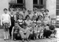 Jiří Jícha (druhý sedící zleva) / Třinec - Kanada / jaro 1963