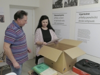 Jiří Podlipný s dokumentaristkou Jarmilou Vandovou Flakovou při prohlížení svých archivních materiálů v plzeňském nahrávacím studiu, 2024