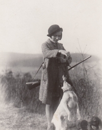 Babička Květoslava Hodanová, rozená Kašparová, dcera lesáka, v Kamýku u Švihova