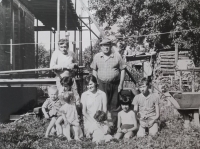 Rodina na zahradě ve Starosedlském Hrádku, Zuzana Motlová dole uprostřed