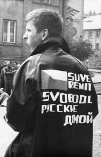 Vladimír "Chroust" Procházka před Textilanou, 23. srpna 1968