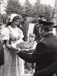 Pamětnice v tradičním žlutickém kroji při návštěvě hasičů z NDR, 1985
