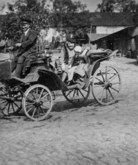 Jiří Sklenička s maminkou na statku, 30. léta 20. století