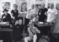 Pamětník (uprostřed) se členy Spolku drobných radostí, 2018