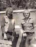 Jan Tyl (v brýlích) ve Vodňanech na náměstí cestou na koncert, 1979