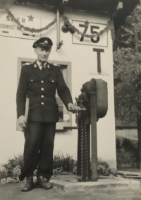 Otec Emanuel Stejskal na zastávce v Mladkově, 50. léta 20. století