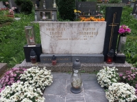 Pomník Františka a Vlasty Tomanových, zastřelených sovětským vojákem v roce 1983, hřbitov Klášterec nad Orlicí, 2024