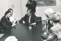 Maria Pia Fanfani, pamětnice tlumočí V. Havlovi, cca 1992