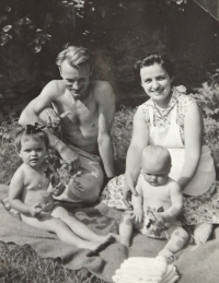 S manželkou a dcerami, 1964