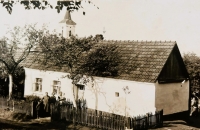 Dům rodiny Markových v Heršpicích u Slavkova. Před domem v náručí malá Marie Papoušková (za svobodna Marková), 1931