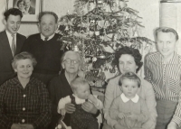 Vánoce 1964, s manželkou, dcerami, rodiči