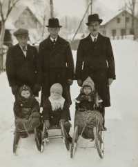 Otec Emanuel (uprostřed) se synem Josefem, Lukavice 1938