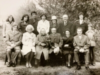 Rodinná fotografie pořízena při příležitosti zlaté svatby rodičů Marie Papouškové. Uprostřed v první řadě rodiče Marie Papouškové. Marie Papoušková v první řadě, druhá zprava. Po její levé ruce manžel pamětnice, Zdeněk Papoušek. Za Marií Papouškovou stojí její bratr, Jan Marek. Druhá zleva je pak sestra pamětnice Ludmila Drápalová s manželem. 