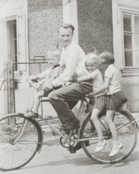 Pamětník s dětmi, 1970