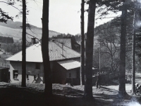 Strážní domek v Mladkově, kam se rodina přestěhovala v roce 1945