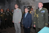 Slavnostní vyřazení absolventů kurzu Komando (Commandos) v historickém prostoru krypty Národního památníku hrdinů heydrichiády v Praze. Josef Otisk (uprostřed) 