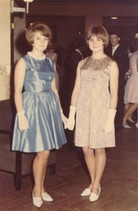 Eva Černíková (vpravo) na tanečních